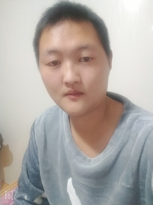 烟圈里透着伤的第一张照片--漳州相亲网